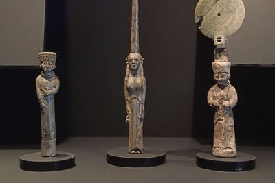 Istanbul Archaeology Museum Female statuettes Ivory probably 7th-6th C BCE Ephesus 4085.jpg