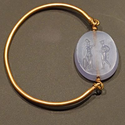 Istanbul Archaeology Museum Bracelet in gold and chalcedony 1st half 4th C BCE Sardis 4080.jpg