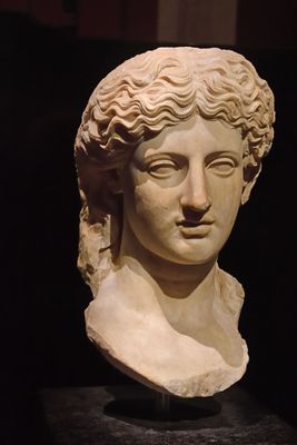 Istanbul Archaeology Museum Womans head Early Roman Period copy of 5th C BCE original Trallus 3603.jpg