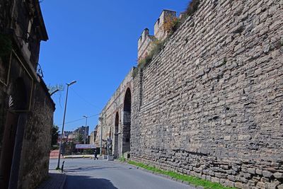 Istanbul Wall ten meters north of Topkapı gate 3060.jpg