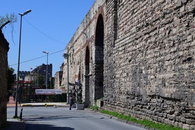 Istanbul Wall ten meters north of Topkapı gate 3059.jpg