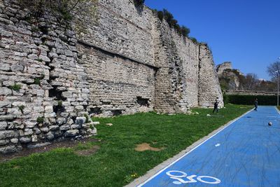 Istanbul Park along wall north of Wall to Mevlanakapı 3074.jpg