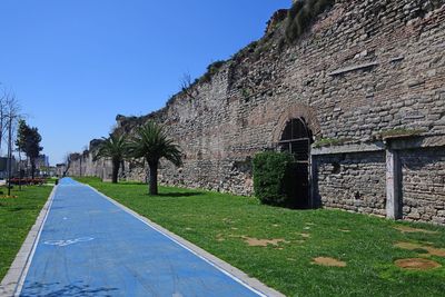 Istanbul Park along wall north of Wall to Mevlanakapı 3073.jpg