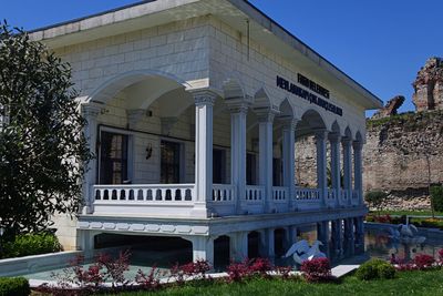 Istanbul Park along wall north of Mevlanakapı Çok Amaçlı Salonu 3072.jpg