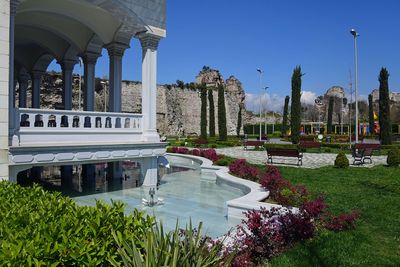 Istanbul Park along wall north of Mevlanakapı Çok Amaçlı Salonu 3071.jpg