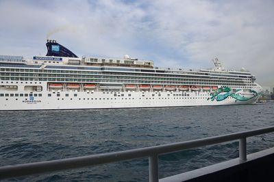Istanbul Eminn to Sarıyer 04 Cruise ship 3154.jpg