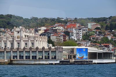 Istanbul Eminn to Sarıyer 55 unidentified next to arrival pier 3211.jpg