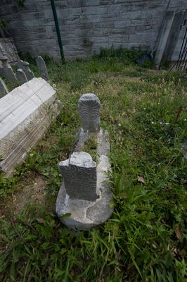 Istanbul Şehzade complex Lone grave in 2015 1397.jpg