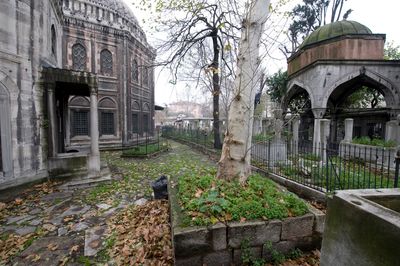Istanbul Şehzade complex Tomb of Rstem Pasha (L) and Şehzade Mehmed (M) and Fatma Sultan (R) in 2008 7093.jpg