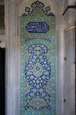 Istanbul Şehzade complex Tomb of Şehzade Mehmed interior Cuerda seca tiles in 2015 1389.jpg