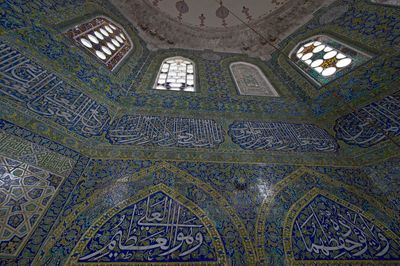 Istanbul Şehzade complex Tomb of Şehzade Mehmed interior Cuerda seca tiles in 2015 1388.jpg