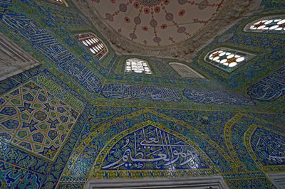 Istanbul Şehzade complex Tomb of Şehzade Mehmed interior Cuerda seca tiles in 2015 1386.jpg
