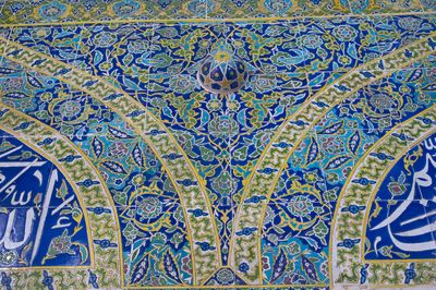 Istanbul Şehzade complex Tomb of Şehzade Mehmed interior Cuerda seca tiles in 2015 1381.jpg