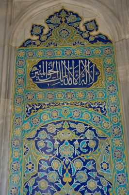Istanbul Şehzade complex Tomb of Şehzade Mehmed interior Cuerda seca tiles in 2015 1366.jpg