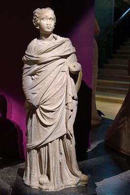 Istanbul Archaeology Museum Kore Mid-1st C BCE Magnesia ad Meandrum 4300.jpg