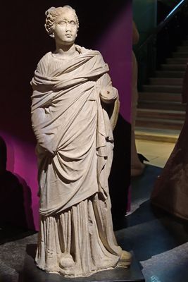 Istanbul Archaeology Museum Kore Mid-1st C BCE Magnesia ad Meandrum 4301.jpg