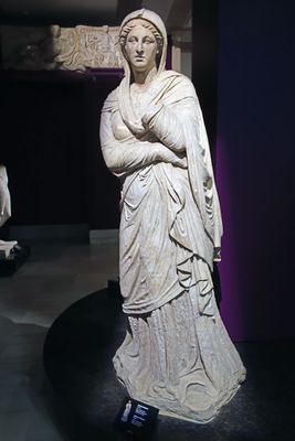 Istanbul Archaeology Museum Statue of Baebia Mid-1st C BCE Magnesia ad Meandrum 4286.jpg