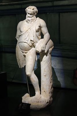 Istanbul Archaeology Museum Statue of Silenus, 1st C CE Neapolis (Palestina) 4368.jpg