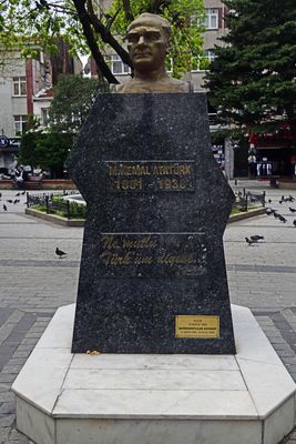 Istanbul Byk Saray Meydanı Atatrk bust 3468.jpg