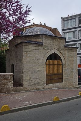 Istanbul Old mausoleum (probably) 3474.jpg