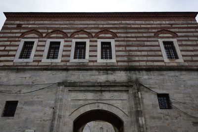 Istanbul Yeni Valide Mosque entrance with mektep on top in 2023 3319.jpg
