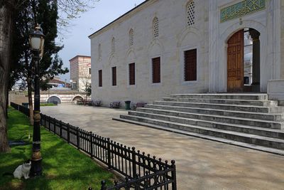 Istanbul Yeni Valide Mosque SW entrance to courtyard in 2023 3324.jpg