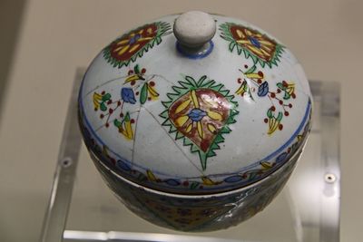 Istanbul inili Kşk Kthaya ware Bowl with lid first half of 18th century 3714.jpg