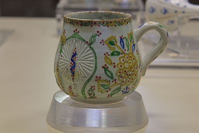 Istanbul inili Kşk Kthaya ware Mug with handle first half of 18th century 3719.jpg