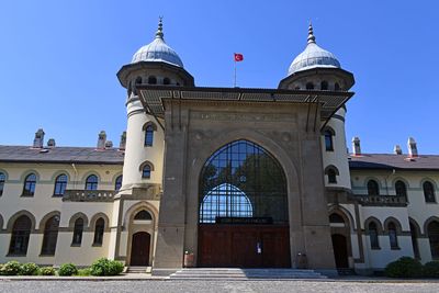Karaağa railway station NE side in 2024 5745.jpg