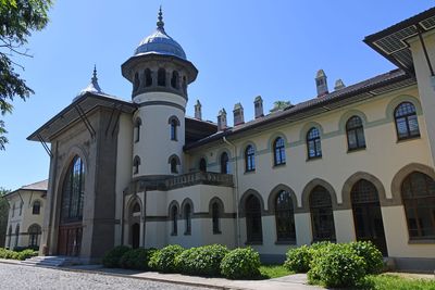 Karaağa railway station NE side in 2024 5746.jpg