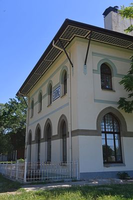 Karaağa railway station NW side in 2024 5752.jpg