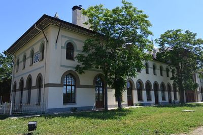Karaağa railway station SW side in 2024 5753.jpg