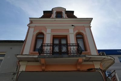 Building near Saraçlar Caddesi in Edirne in 2024 6281.jpg
