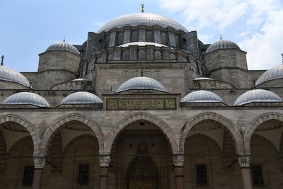 Istanbul Suleymaniye Mosque courtyard SE side with entrance to mosque in 2024 5576.jpg