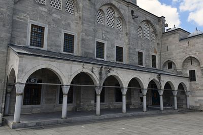 Istanbul Mihrimah Sultan Mosque (Edirnekapı) to left entrance NE side in 20244 5378.jpg