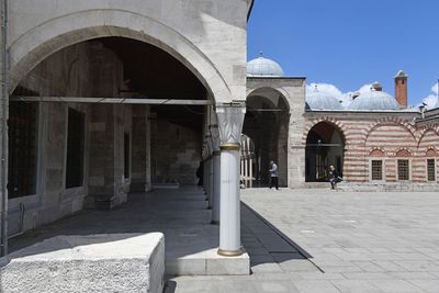 Istanbul Mihrimah Sultan Mosque (Edirnekapı) to left entrance NE side, ahead entrance to courtyard in 2024 5380.jpg