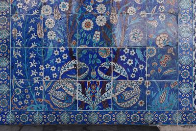 Rüstem Pasha Mosque Porch tile panel left of main entrance in 2024 6387.jpg