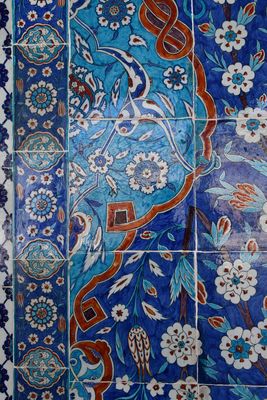 Rüstem Pasha Mosque Porch tile panel left of main entrance in 2024 6388.jpg