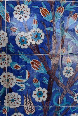 Rüstem Pasha Mosque Porch tile panel left of main entrance in 2024 6389.jpg