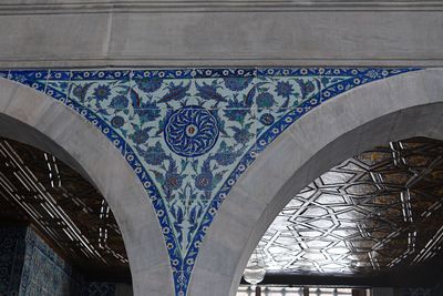 Rüstem Pasha Mosque Müezzin mahfili side in 2024 6432.jpg