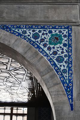 Rüstem Pasha Mosque Müezzin mahfili side in 2024 6433.jpg