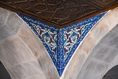 Rüstem Pasha Mosque Müezzin mahfili underside in 2024 6405.jpg