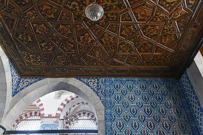 Rüstem Pasha Mosque Müezzin mahfili underside in 2024 6407.jpg