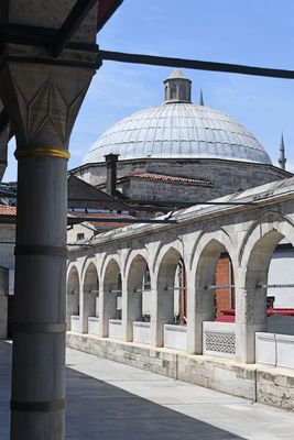 Rüstem Pasha Mosque Courtyard in 2024 6448.jpg