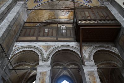 Rose Mosque interior Sultan's loge in 2024 5598.jpg