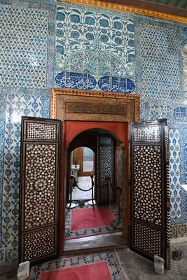 Sultans Pavilion at Yeni Camii toilet in distance in 2024 0074.jpg