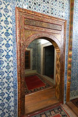 Sultans Pavilion at Yeni Camii corridor short arm door in 2024 0083.jpg