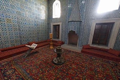 Sultans Pavilion at Yeni Camii room with chimney in 2024 0080.jpg