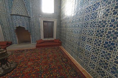 Sultans Pavilion at Yeni Camii room with chimney in 2024 0081.jpg