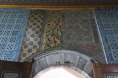Sultans Pavilion at Yeni Camii door decoration in 2024 5204.jpg